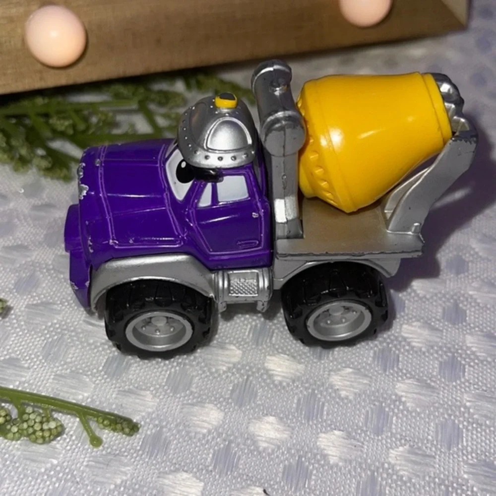 VINTAGE Maisto Hasbro Tonka Truck from the movie CARS yr. 2000.